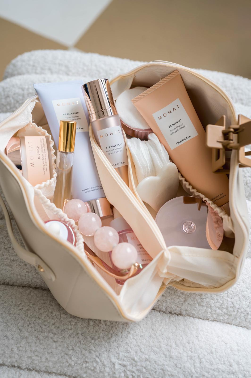 MONAT Pflegeprodukte in einer Beauty-Tasche